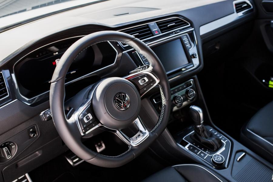 Интерьер Volkswagen Tiguan by ABT 2016 года  (фото 5 из 5)